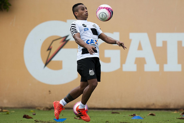 De óculos, Bruno Henrique vai a campo em treino do Santos após grave lesão  no olho, santos