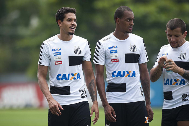 Bruno Henrique revela insegurança com óculos nos treinos em campo do Santos, santos