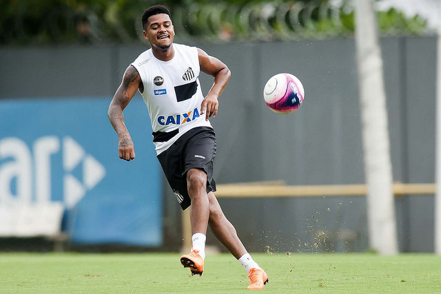 Com óculos de proteção, Bruno Henrique participa de treino do Santos -  Diário do Litoral