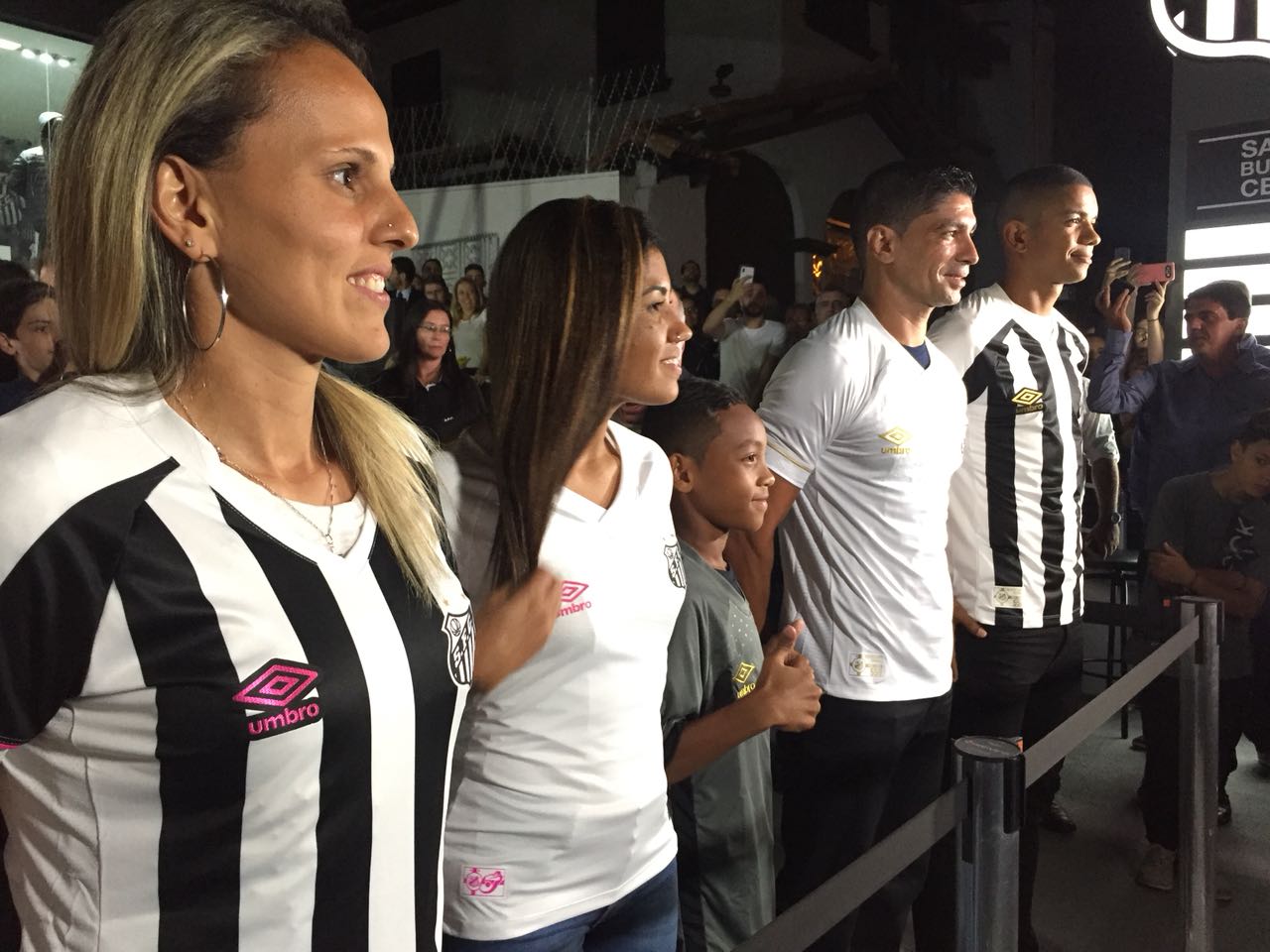 Com óculos de proteção, Bruno Henrique participa de treino do Santos -  Diário do Litoral