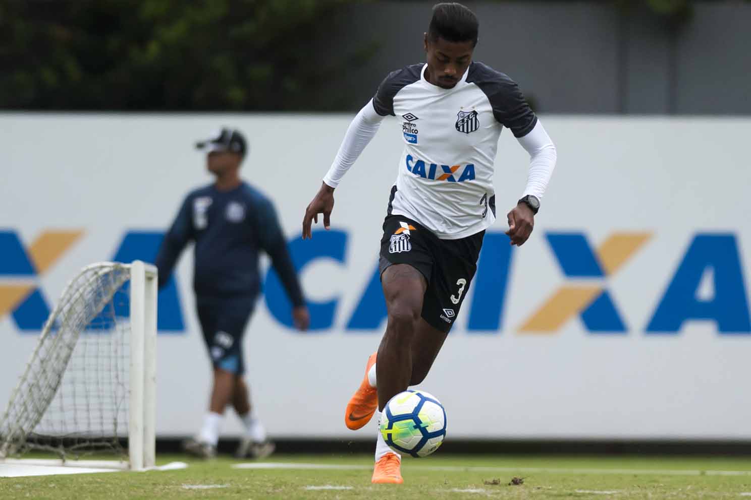 Bruno Henrique é liberado para treinar com bola no Santos após avaliação na  Alemanha, santos