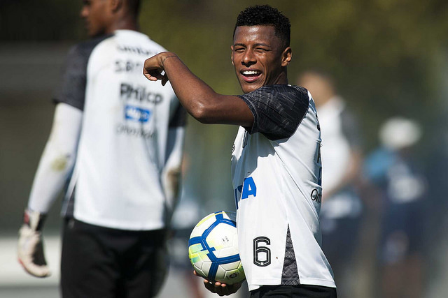 Santos aposta em Renato e crise no Besiktas para fechar com ex