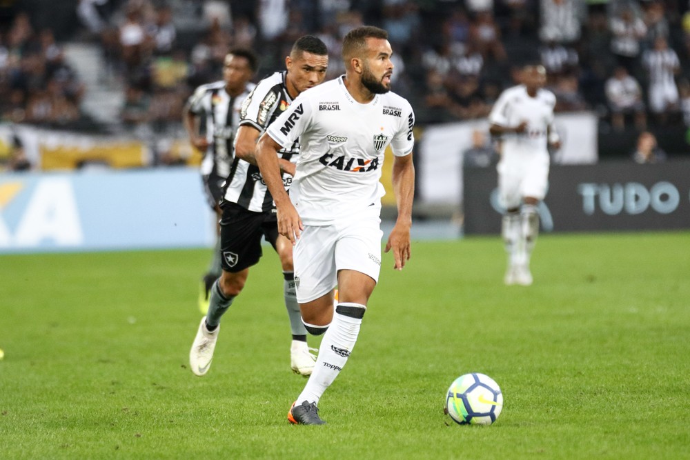 Botafogo negocia com Iván Angulo, jogador do Palmeiras emprestado