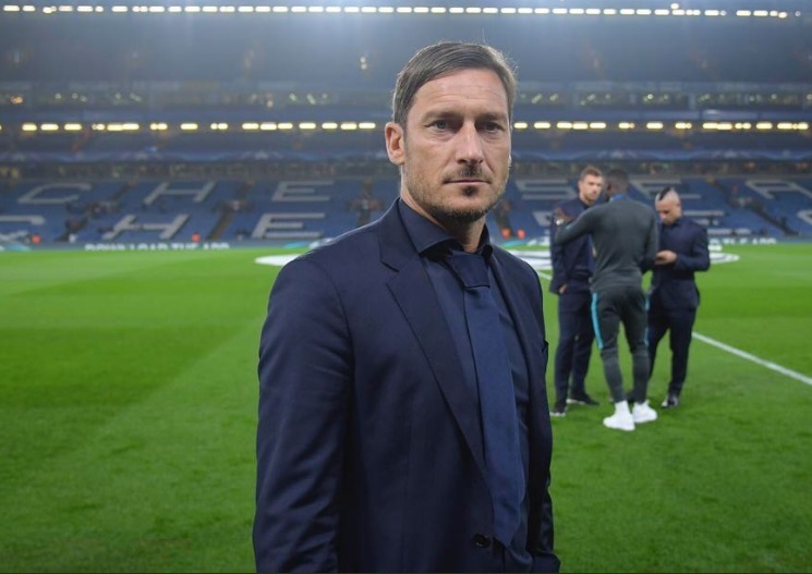 Totti marca, Roma vira sobre o Genoa e assume o segundo lugar na