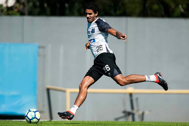 Santos assina pré-contrato com lateral-esquerdo do Vasco - Lance!