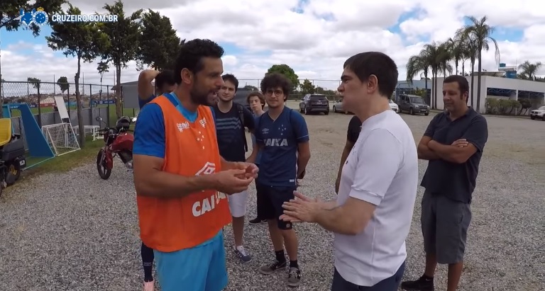 Criança que pediu comida para PM ganha ingressos para jogo do Cruzeiro no  Mineirão - Lance!