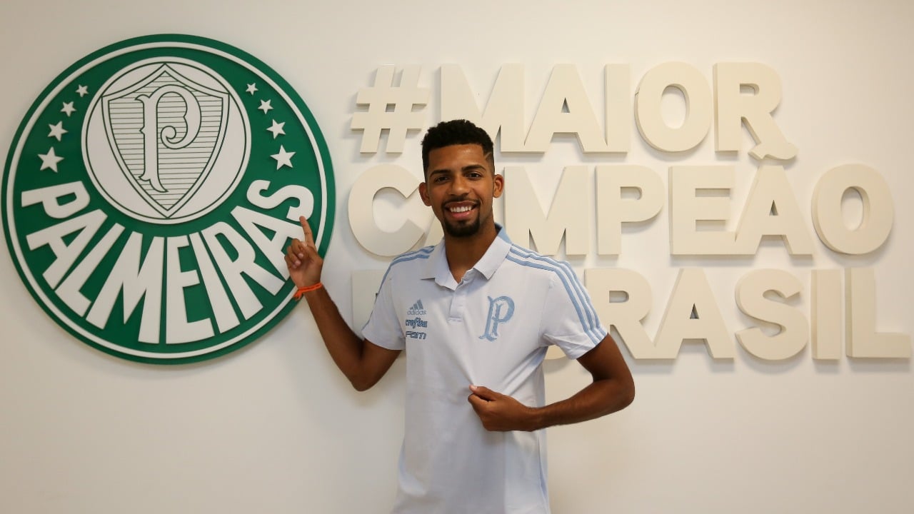 Novo reforço, Carlos Eduardo visita Academia e exalta grandeza do clube –  Palmeiras