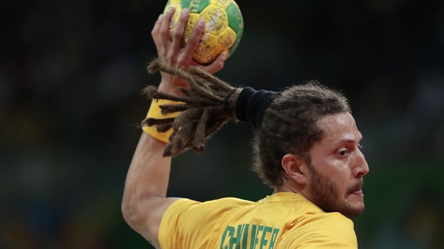 Na raça! Brasil defende bem, supera catimba alemã e vence no handebol  masculino - Lance!