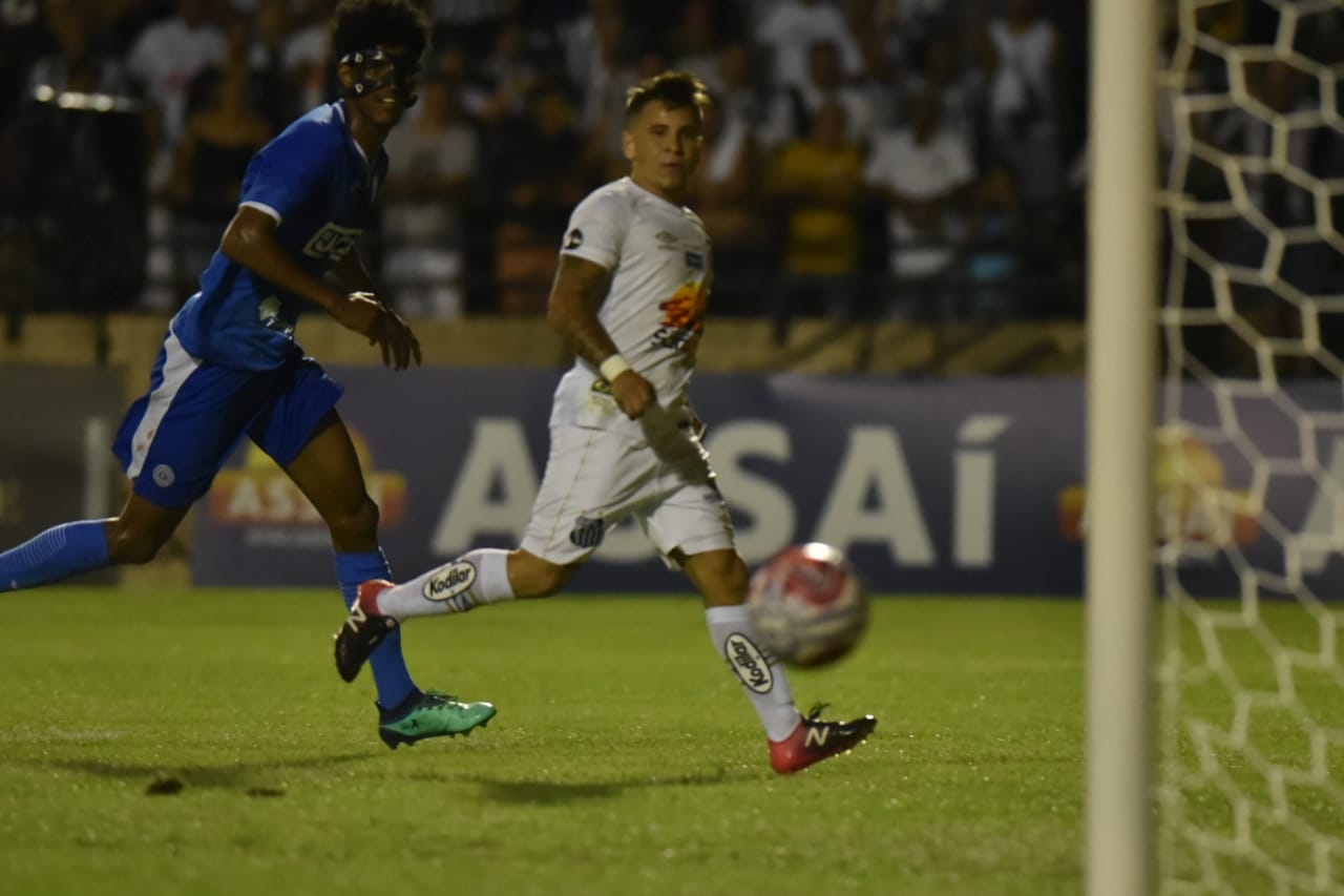 Santos assina pré-contrato com lateral-esquerdo do Vasco - Lance!