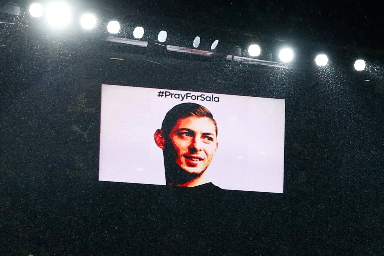 Camisola 9 do Nantes para sempre de Emiliano Sala - SIC Notícias