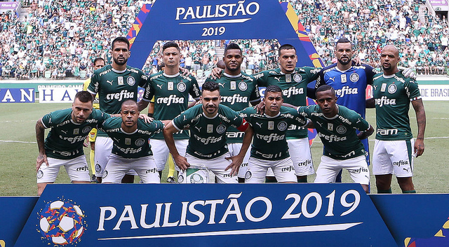 Colombiano Angulo, de 19 anos, chega para treinar no Palmeiras