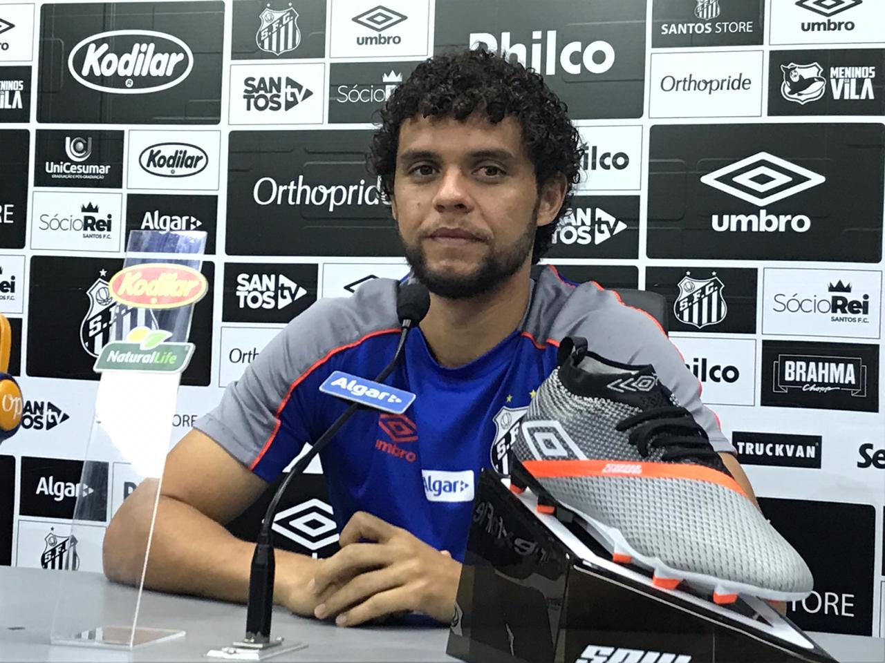 Santos assina pré-contrato com lateral-esquerdo do Vasco - Lance!