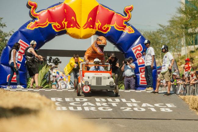 Corrida Maluca' com pilotos fantasiados é uma das atrações do BMS 2019