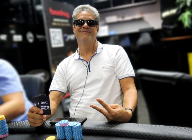 Campeão mundial de xadrez comemorou vitória com muito poker