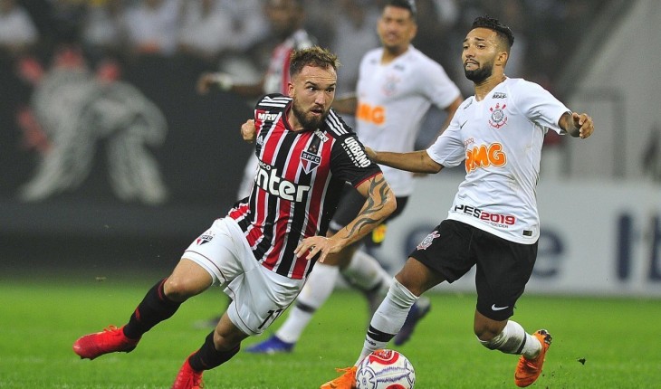 Tiago Volpi, do São Paulo, ganha luvas de Rogério Ceni: Obrigado pelo  presente, M1TO, são paulo