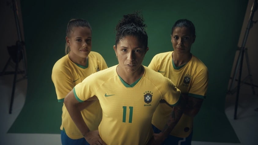 Patrocinadora faz ação para torcida conhecer jogadoras da seleção