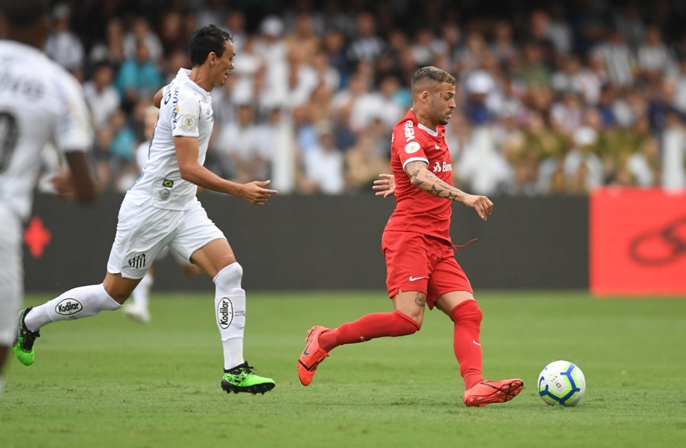 Santos e Inter empatam em jogo bastante disputado na Vila Belmiro Lance!