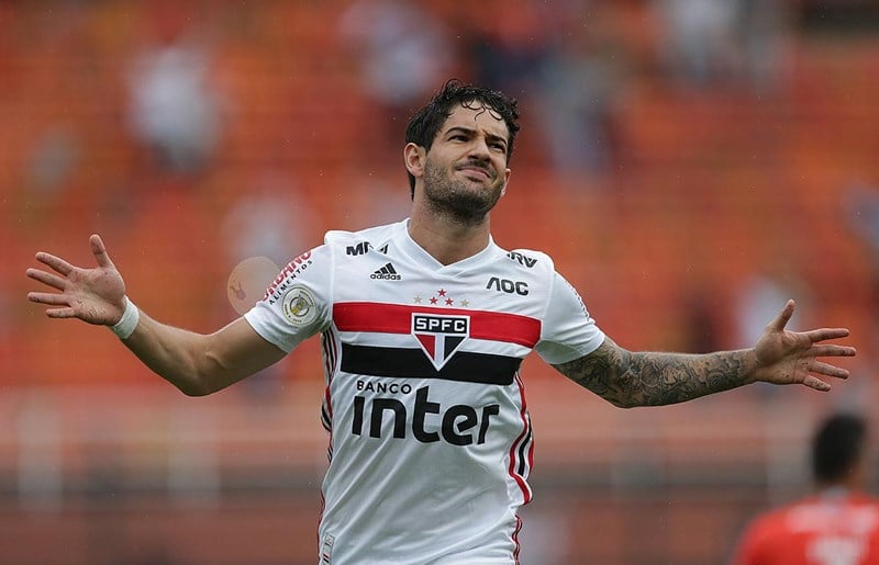 Apresentado no São Paulo, Pato quebra protocolo antes de vestir a