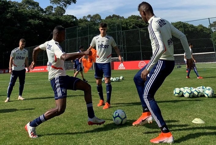 Tiago Volpi, do São Paulo, ganha luvas de Rogério Ceni: Obrigado pelo  presente, M1TO, são paulo