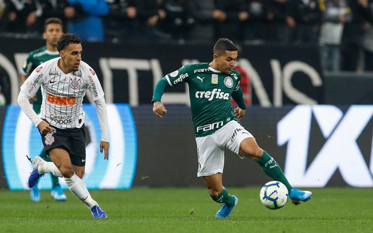 Ralf e Dudu dividem na área em lance que originou polêmica na final do  Paulista; veja fotos do lance - 09/05/2018 - Classico Corinthians Palmeiras  - Fotografia - Folha de S.Paulo