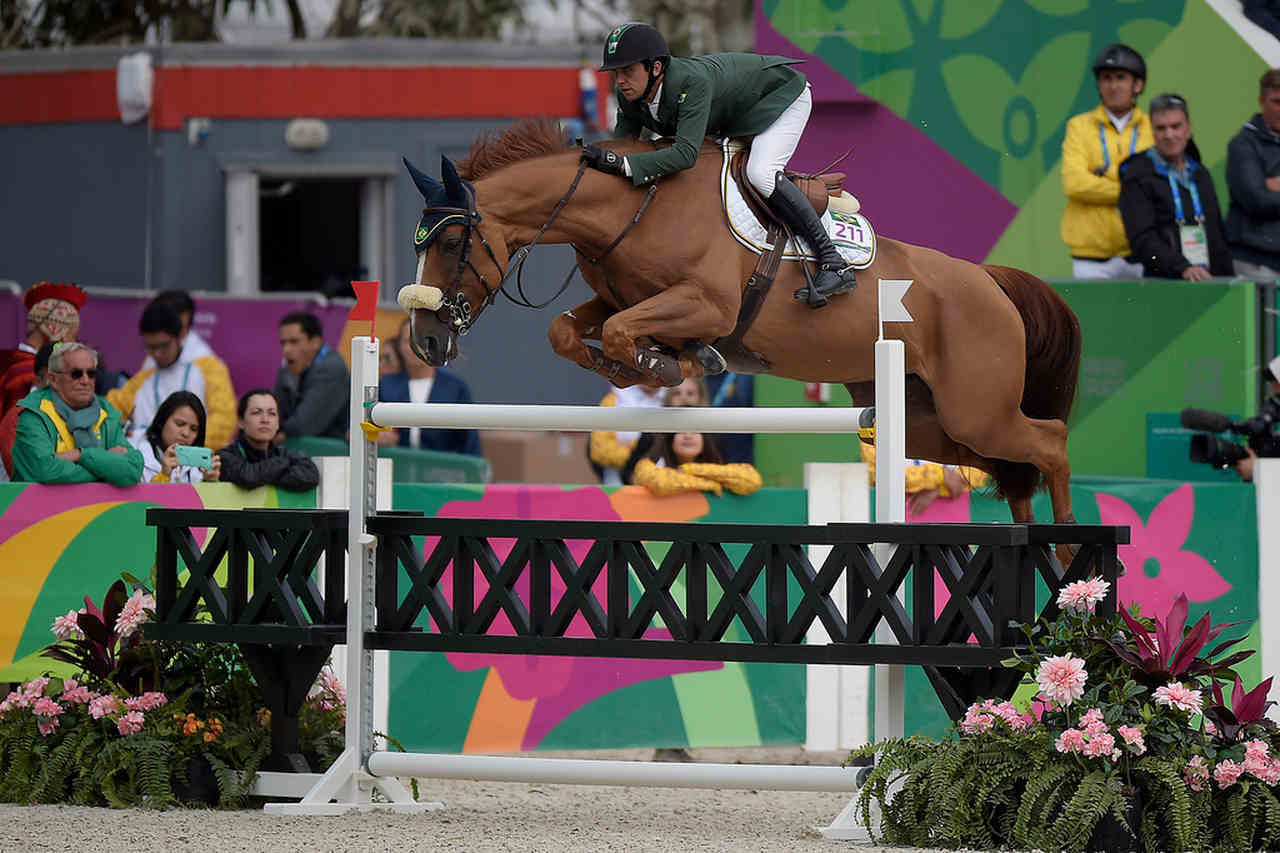 Cavalo sofre lesão durante prova dos Jogos Olímpicos e é