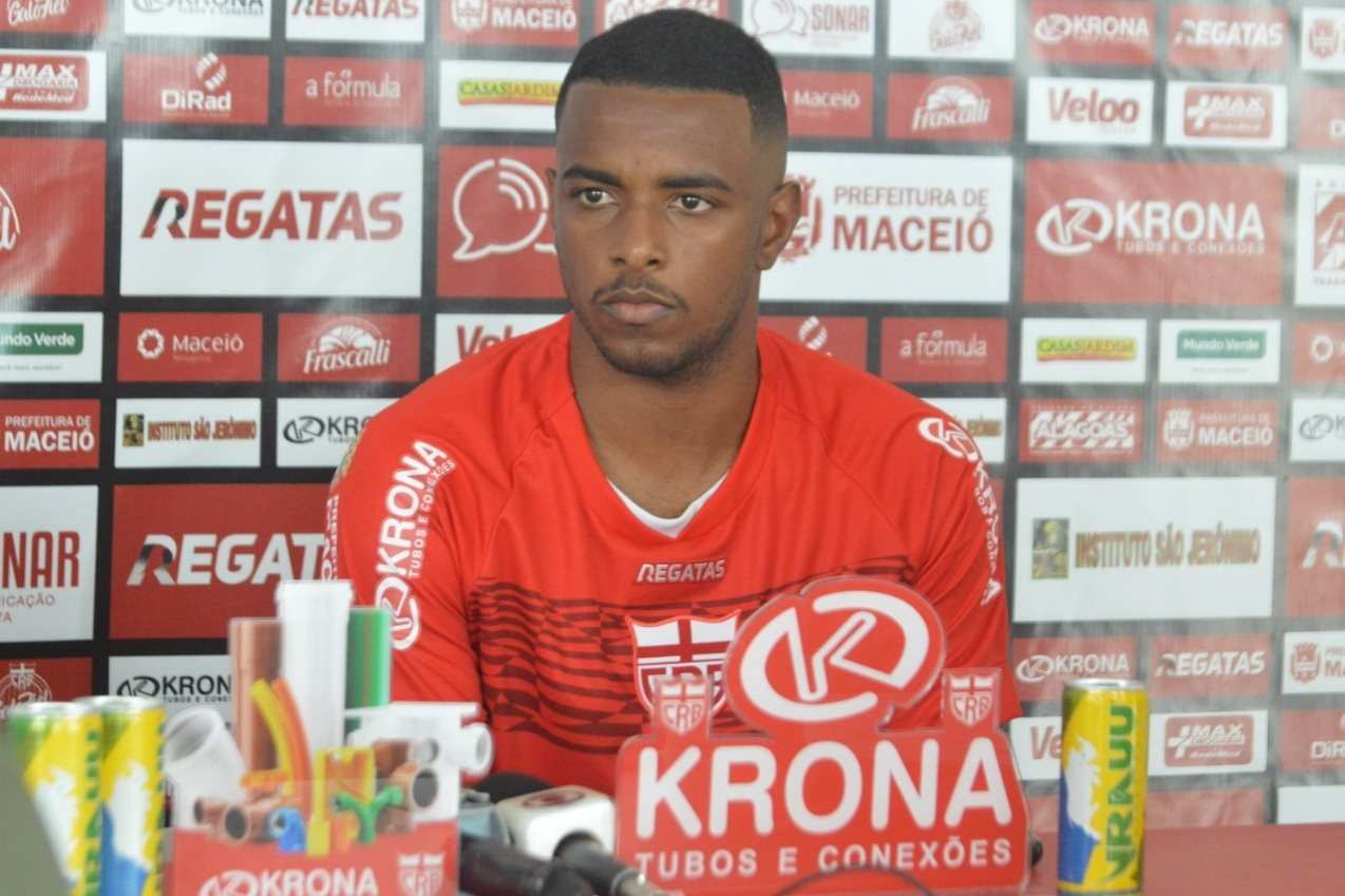 Wesley estreia pelo CRB em posição diferente e aparece pouco na