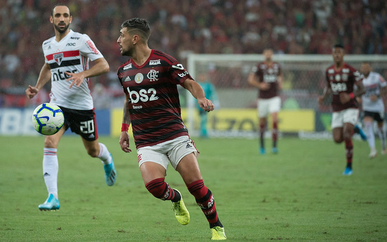 Bruno Henrique marca de cabeça e Flamengo vence Chapecoense na Arena Condá  - TNH1