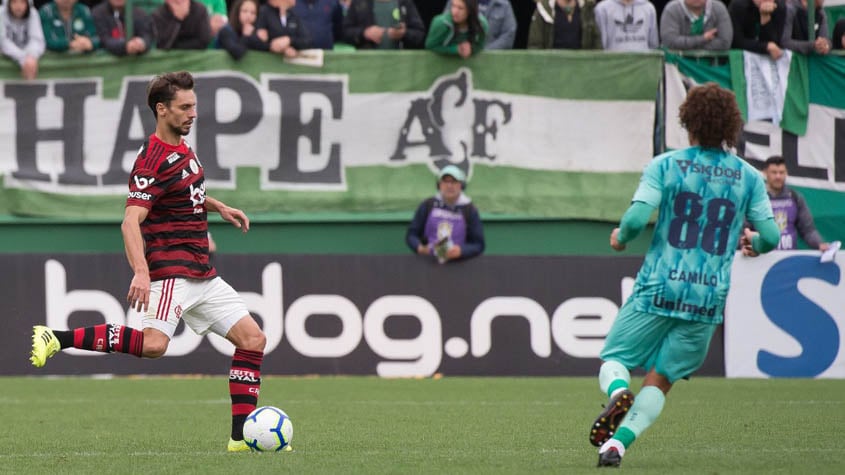 Bruno Henrique marca de cabeça e Flamengo vence Chapecoense na Arena Condá  - TNH1