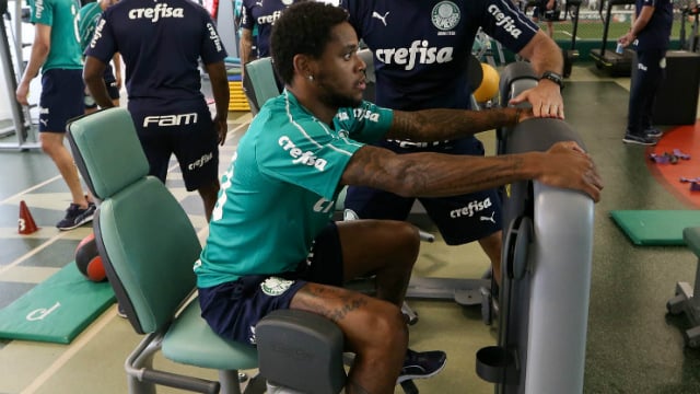 Ralf e Dudu dividem na área em lance que originou polêmica na final do  Paulista; veja fotos do lance - 09/05/2018 - Classico Corinthians Palmeiras  - Fotografia - Folha de S.Paulo