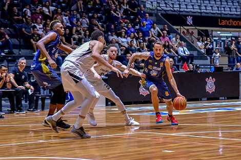 Corinthians luta até o final, mas é superado pelo líder do NBB