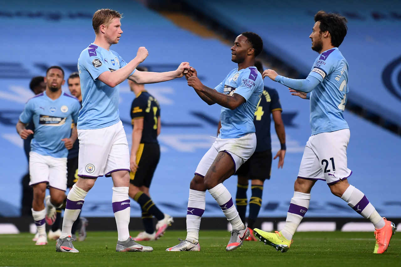 De Bruyne brilha, City goleia Arsenal e fica a dois pontos da