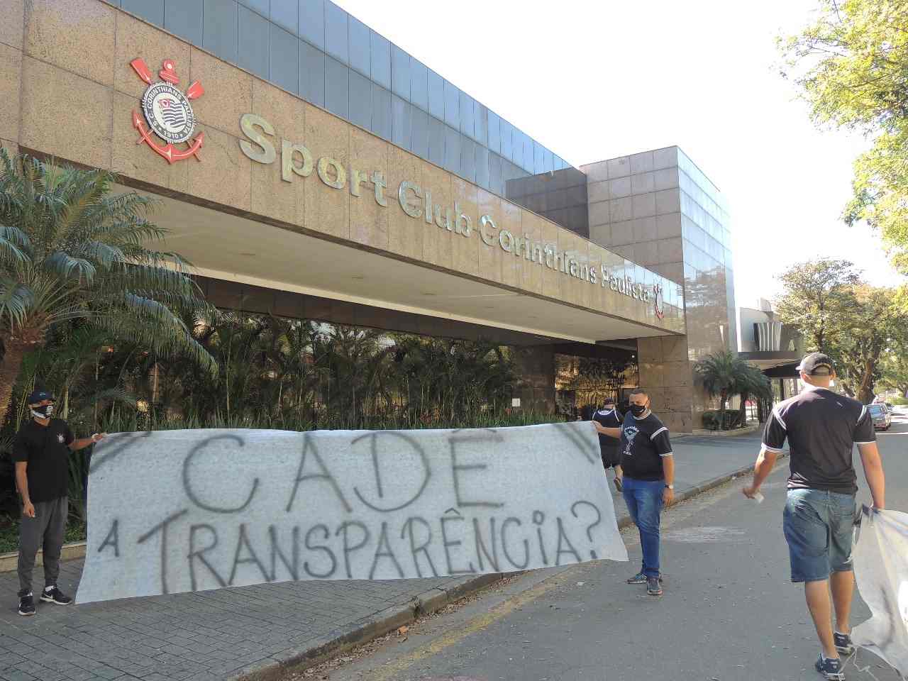 Loja do Parque São Jorge protesta pela falta de camisas oficiais do  Corinthians, corinthians