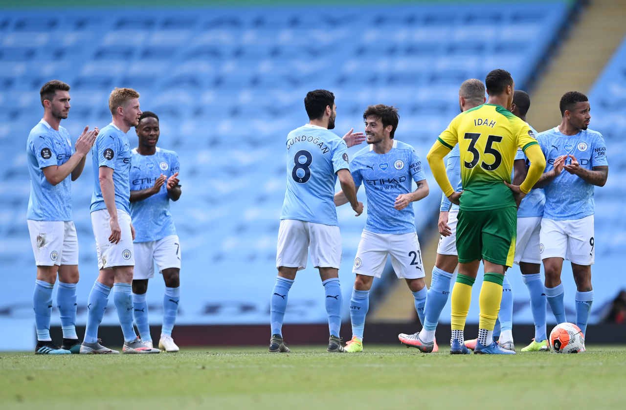 Ederson usa meia de time adversário em jogo do Manchester City na