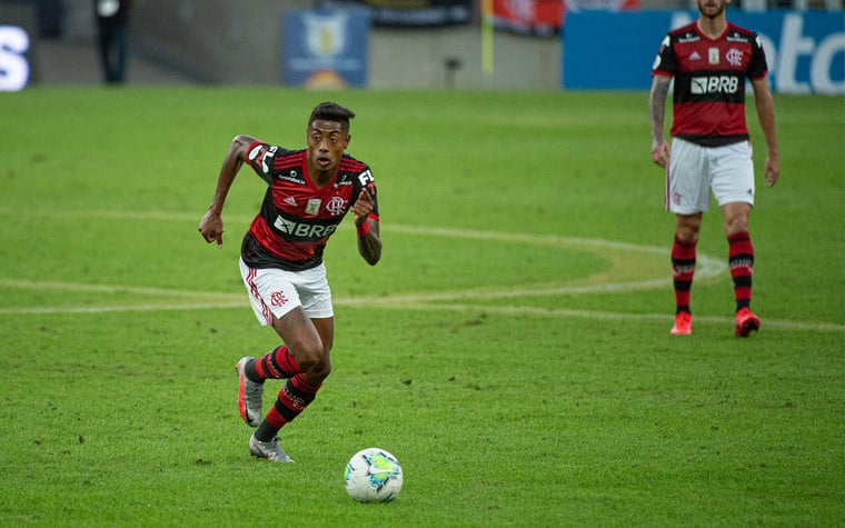 Flamengo fecha com o lateral direito Mauricio Isla, ex-jogador do Fenerbahçe