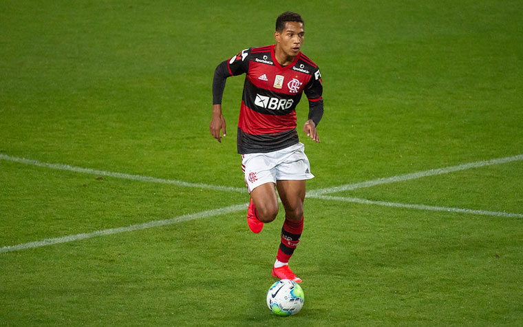 Maurício Isla, reforço do Flamengo, chega ao Rio de Janeiro