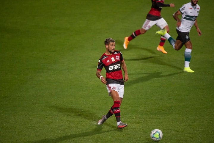 Bagagem na Europa, boa forma e até nome de rua no Chile: Isla surge com  perfil animador para o Flamengo - ISTOÉ Independente