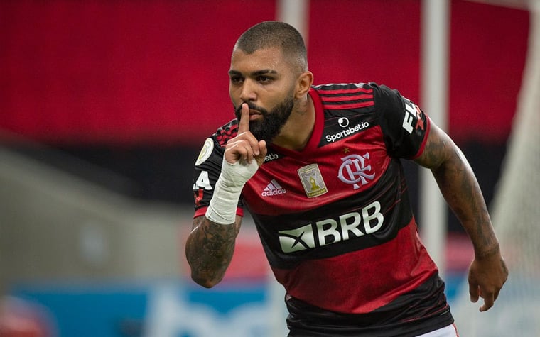 Gabigol é flagrado em aglomeração de cassino clandestino, em São Paulo