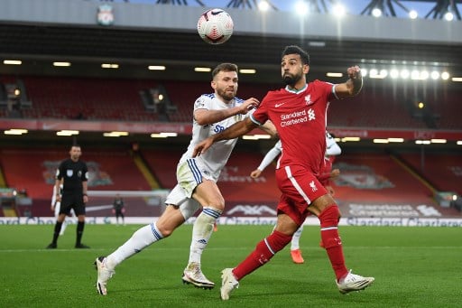 Salah faz dois, e Liverpool vence o Tottenham em jogo agitado do