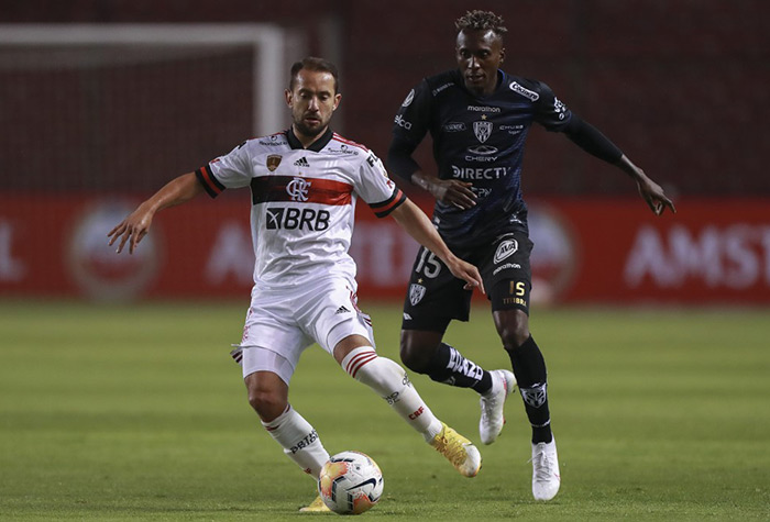 Descoberto por ídolo do clube, lateral do Fla ganhava R$ 150 • DOL