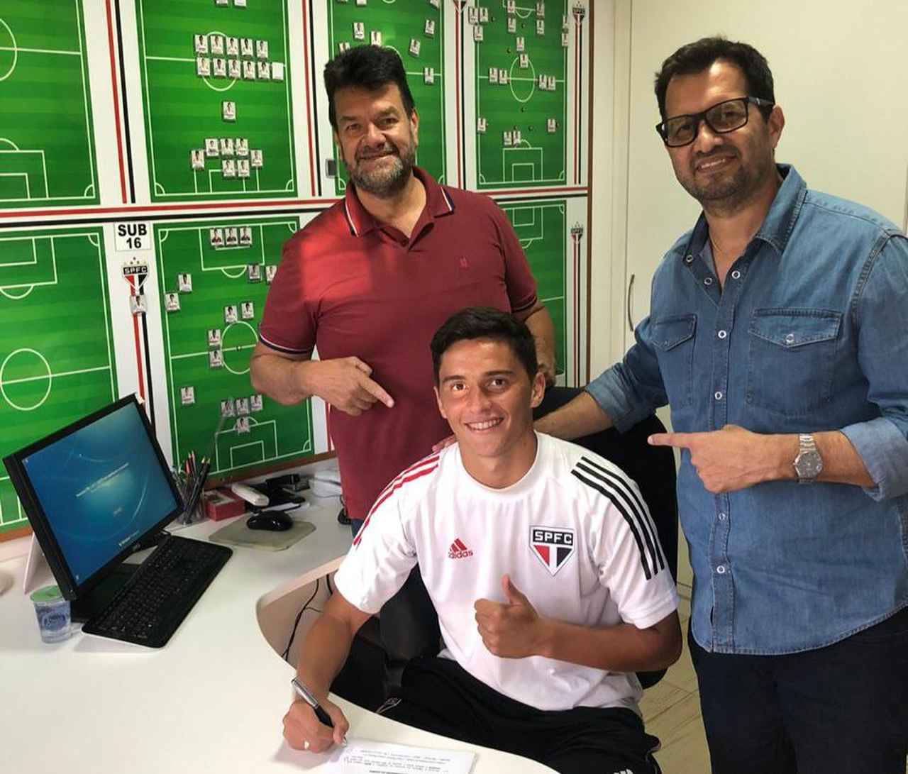 Pablo, destaque da base, assina contrato profissional com o São