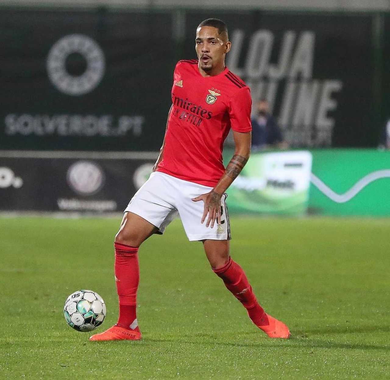 Gilberto comemora marca de 50 jogos com camisa do Benfica - Lance!