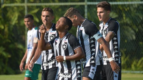Botafogo negocia com Iván Angulo, jogador do Palmeiras emprestado