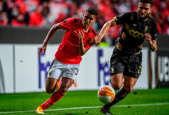 Benfica joga bem, vence o Standard Liège e segue 100% na Liga Europa -  Lance!