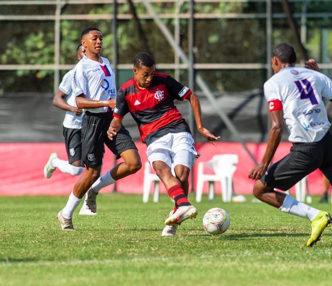 Ex-jogador do Flamengo vibra após filho ser relacionado para jogo