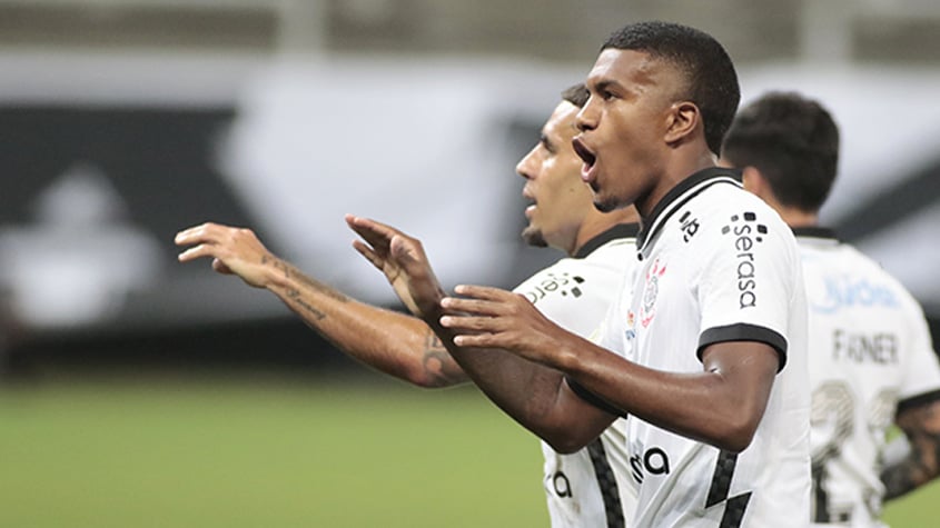 Lucas Piton faz primeiro treino com o elenco do Corinthians após