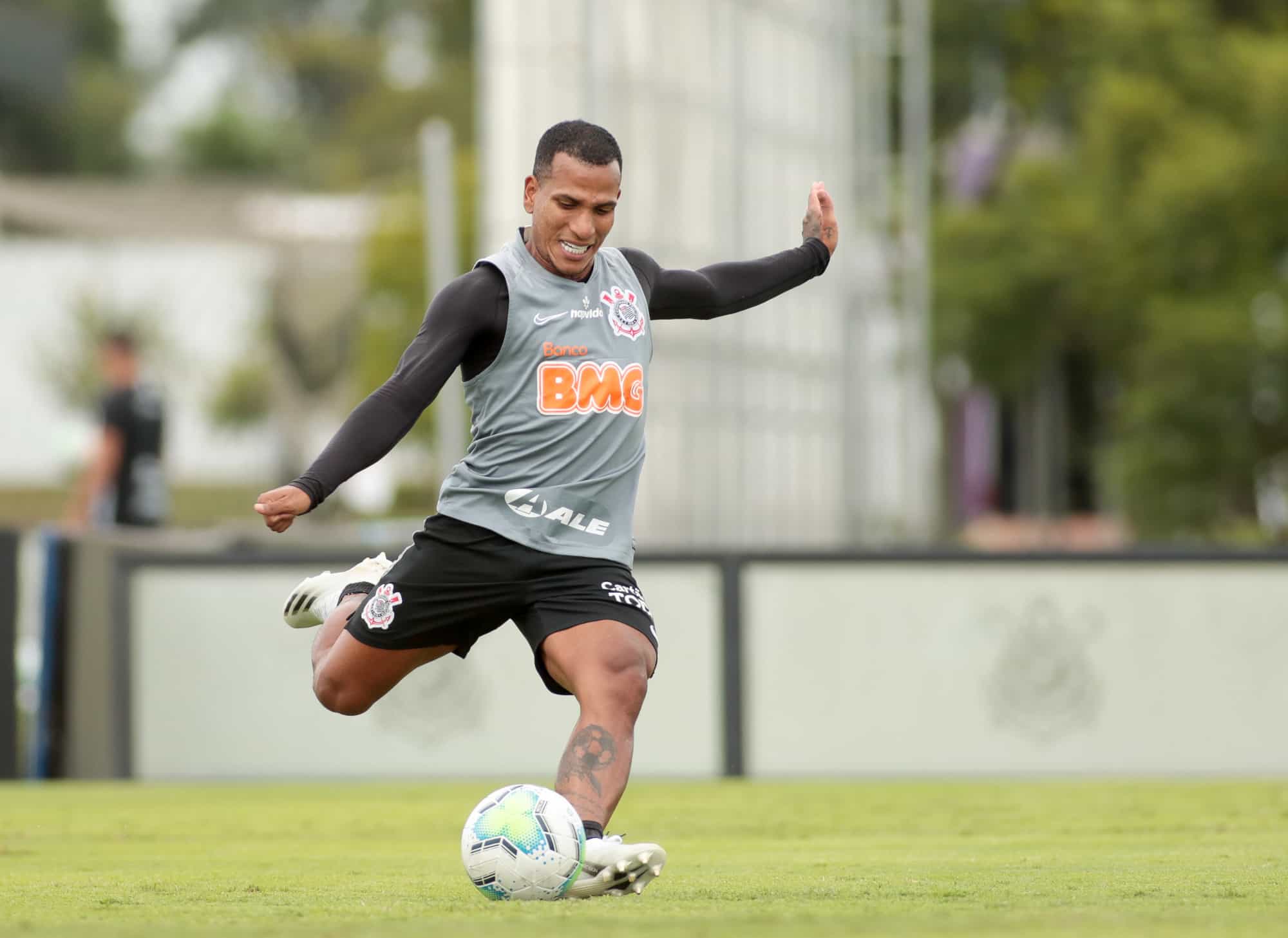 Comentarista da Copa do Mundo, Roque Júnior estreava pelo Palmeiras há 27  anos - Lance!