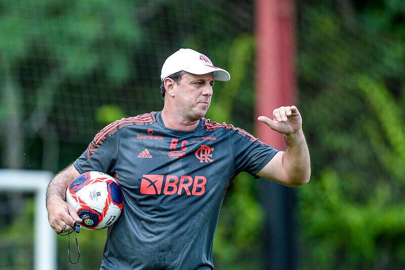 Isla admite erros defensivos, mas exalta título pelo Flamengo