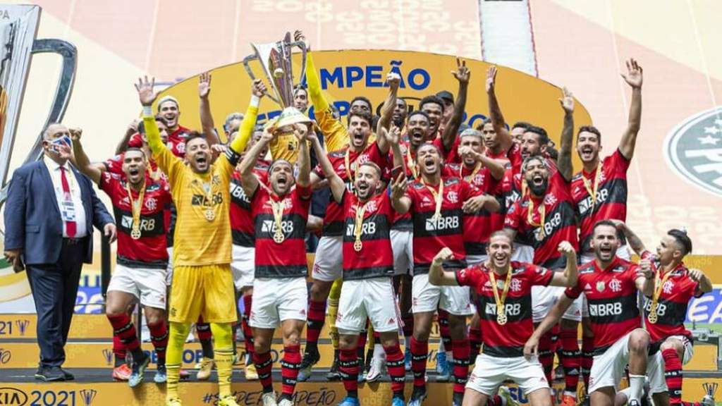 Valor da nova camisa do Flamengo recebe críticas de torcedores na