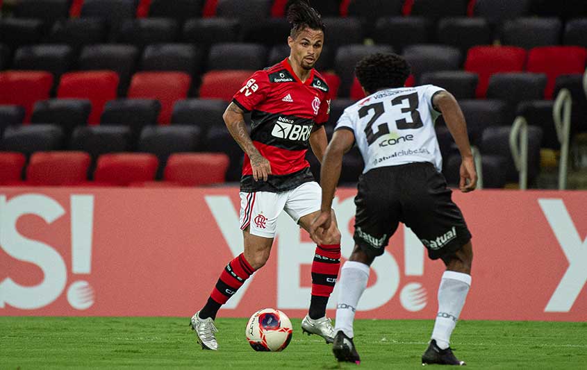 No Flamengo há 40 anos, massagista Denir levanta o troféu da Taça