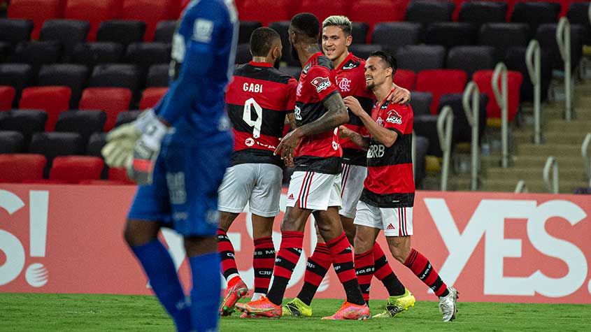 No Flamengo há 40 anos, massagista Denir levanta o troféu da Taça